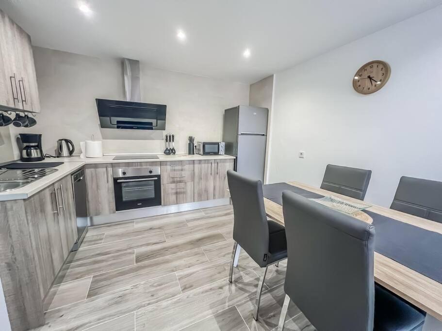 Modern 2 Bed Apartment With Pool In 弗里希利亚纳 外观 照片