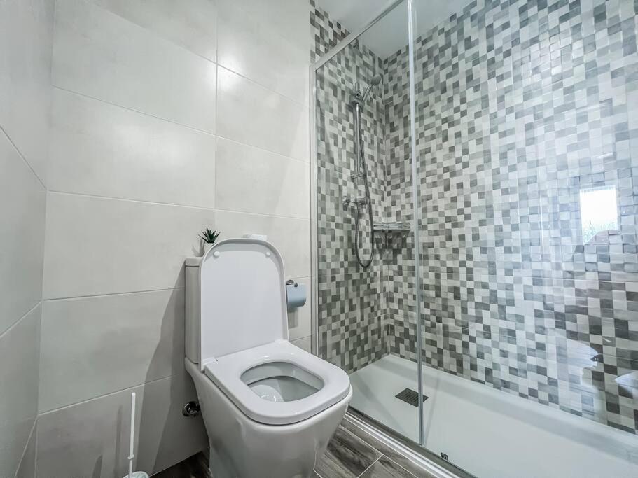 Modern 2 Bed Apartment With Pool In 弗里希利亚纳 外观 照片