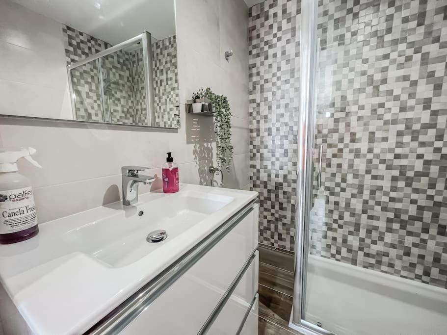 Modern 2 Bed Apartment With Pool In 弗里希利亚纳 外观 照片